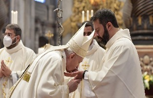 Papa Francisco: sacerdócio não é carreira, é serviço