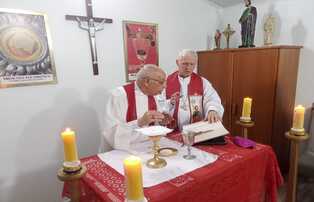 PADRE JOSÉ MINUTTI CELEBRA SEU 45º ANIVERSÁRIO DE SACERCÓDIO